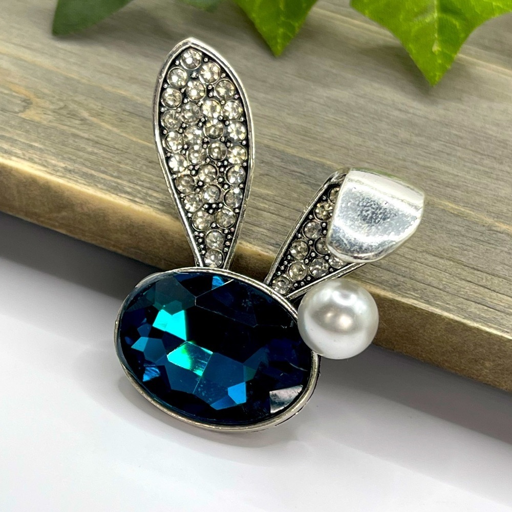 🌻 Rhinestone Rabbit Ears Brooches - Picture 3 of 7